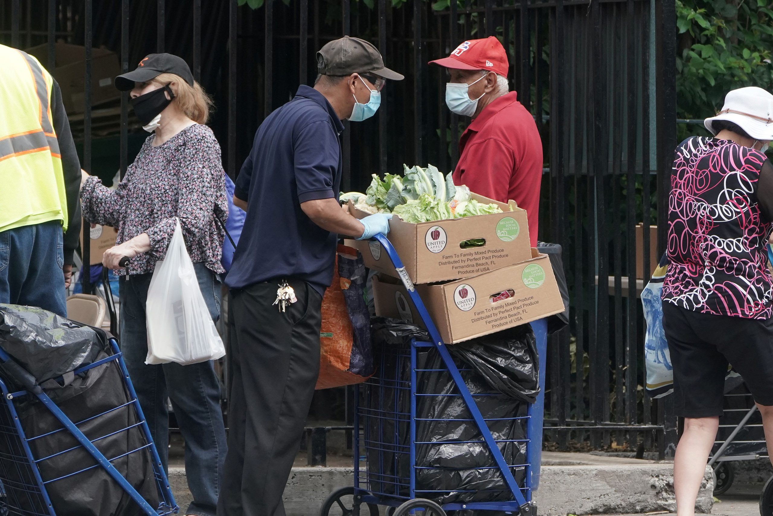 People and Tech U.S. weekly jobless claims fell to 963,000, first time below 1 million since mid-March – CNBC